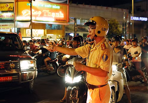 Lực lượng CSGT Đà Nẵng tích cực phân luồng, bảo vệ ATGT. Ảnh Nguyễn Đông