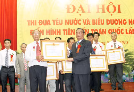 Đồng chí Lê Hồng Anh trao Huân chương Lao động hạng ba tặng các nông dân điển hình tiên tiến tỉnh Hưng Yên. Ảnh: TTXVN.