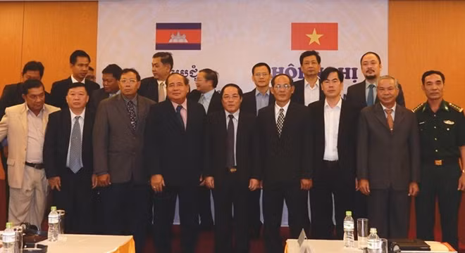Đoàn đại biểu hai nước chụp ảnh lưu niệm.