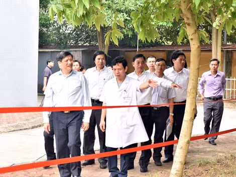 GS.TS Nguyễn Thanh Long, Thứ trưởng Bộ Y tế trực tiếp chỉ đạo, kiểm tra, giám sát việc diễn tập. GS.TS Nguyễn Thanh Long, Thứ trưởng Bộ Y tế trực tiếp chỉ đạo, kiểm tra, giám sát việc diễn tập.