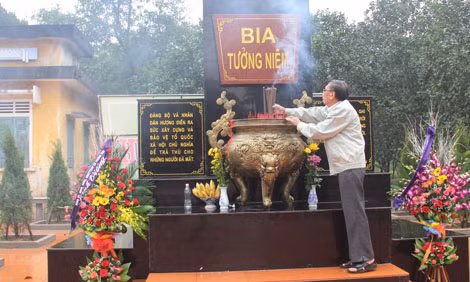 Nhà bia tưởng niệm ghi ơn sự hy sinh anh dũng của người dân Khúc Lý - Ba Lạp trong kháng chiến.