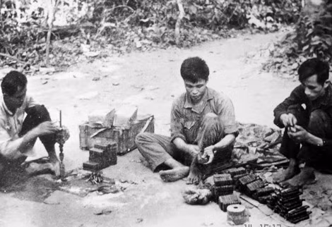 An ninh vũ trang Đoàn 180 đang gói bộc phá chuẩn bị tiến đánh chi khu quân sự Mỏ Công - Tây Ninh.