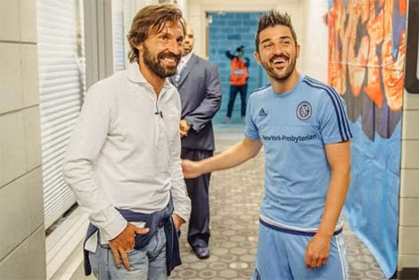 David Villa chào đón Pirlo đến CLB New York City.