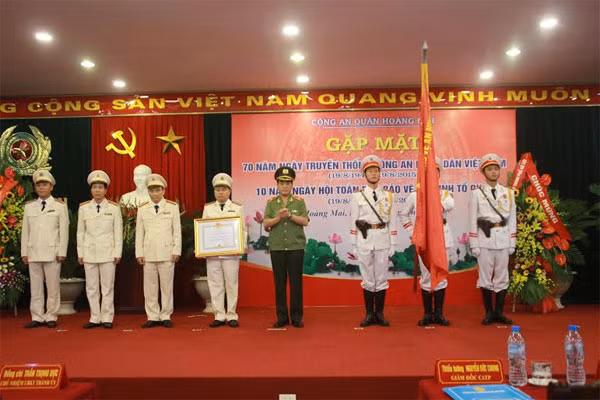 Thừa ủy quyền của Chủ tịch nước, Thiếu tướng Nguyễn Đức Chung đã trao Huân chương Chiến công hạng ba cho Đội cảnh sát điều tra tội phạm về trật tự xã hội, Công an quận Hoàng Mai.