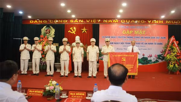 Lãnh đạo quận ủy Hoàng Mai trao bức trướng cho Công an quận Hoàng Mai.