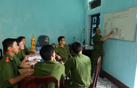 Các cán bộ Phòng PC52 Công an tỉnh Nam Định họp bàn một chuyên án.