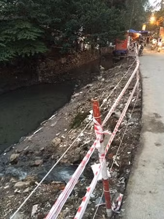 Dải phân cách tự tạo bằng thanh tre và dây nilon này khá mong manh và sơ sài.