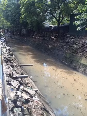 Chỉ cần 1 trận mưa lớn là nước từ mương tràn sang lênh láng nhà dân.