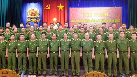 Các đại biểu chụp ảnh lưu niệm tại hội nghị