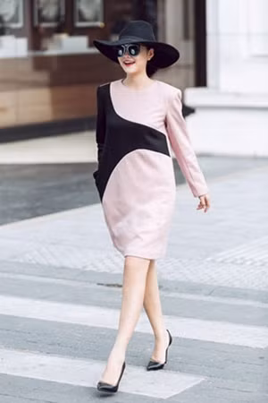 Cuối tuần luôn là thời điểm tuyệt vời để Phạm Quỳnh Anh dạo phố và tận hưởng cuộc sống. Nữ ca sĩ tự tin kết hợp đầm hoạ tiết cách điệu nhẹ nhàng, thoải mái cùng chiếc nón mang âm hưởng của người phụ nữ cổ điển.