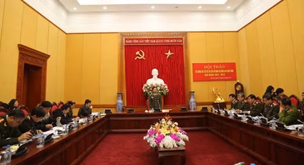 Thứ trưởng Thường trực Đặng Văn Hiếu, Trưởng Ban Chỉ đạo Biên soạn Đề tài phát biểu tại Hội thảo.