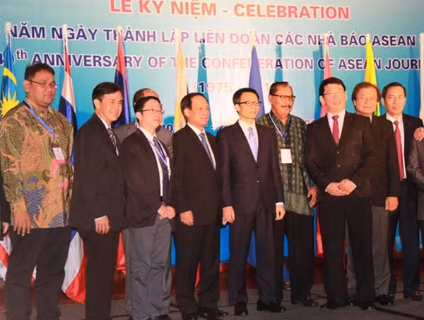 Phó thủ tướng Vũ Đức Đam cùng đại biểu các đoàn báo chí dự kỷ niệm 40 năm thành lập CAJ.