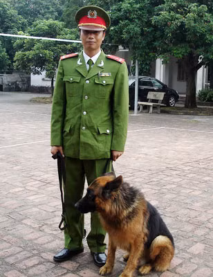 Thượng úy Đỗ Văn Chức đang huấn luyện chó nghiệp vụ Tôm.
