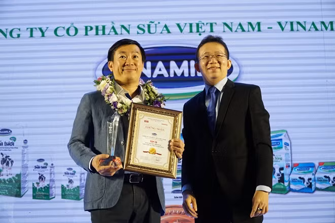 Trao giấy chứng nhận cho đại diện của Vinamilk