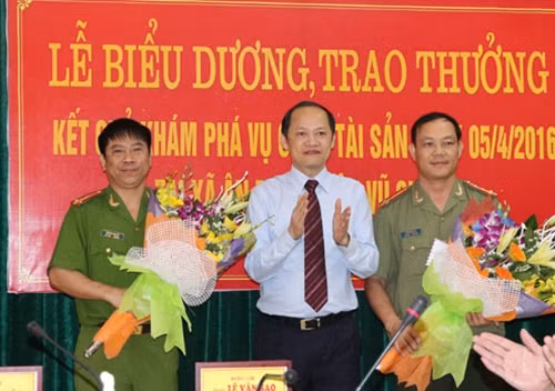 Đồng chí Nguyễn Hồng Lĩnh - Phó Chủ tịch UBND tỉnh Hà Tĩnh trao thưởng cho các tập thể và cá nhân.