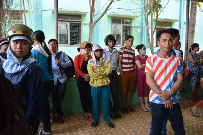 Người nhà bệnh nhân bàng hoàng trước sự ra đi đột ngột của bệnh nhân.