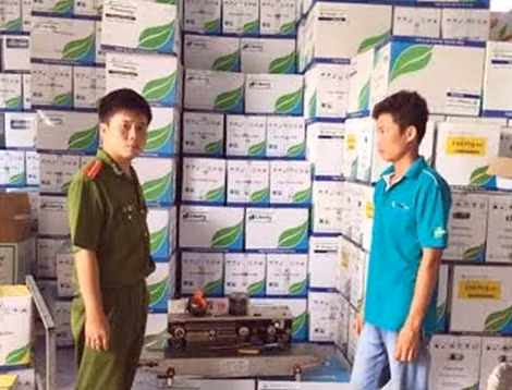 Lực lượng Công an thu giữ tang vật của vụ việc.