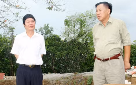 Đại tá Lê Quốc Phấn (phải) cùng Trung tướng Nguyễn Hữu Ước - nguyên Phó Tổng cục trưởng Tổng Cục Chính trị CAND, nguyên Tổng biên tập Báo CAND tại công trường xây dựng Khu di tích Quốc gia Hòn Đá Bạc năm 2010.