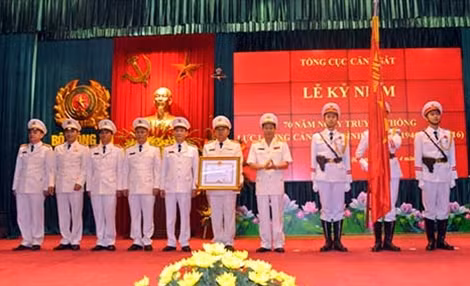 Thừa ủy quyền của Chủ tịch nước, Thứ trưởng Lê Quý Vương trao Bằng Huân chương Chiến công hạng Nhất tặng Cục Cảnh sát hình sự.