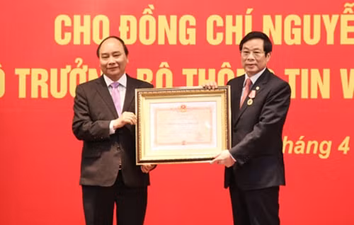 Thủ tướng Nguyễn Xuân Phúc trao Huân chương Độc lập hạng Nhì tặng nguyên Bộ trưởng Bộ TT&TT Nguyễn Bắc Son.