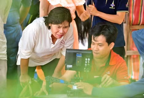 Nhà biên kịch Châu Thổ tại phim trường.