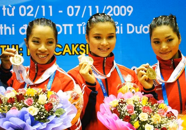 Vũ Thị Thảo (đứng giữa) từng có 4 năm thi đấu cho thể thao Công an nhân dân.