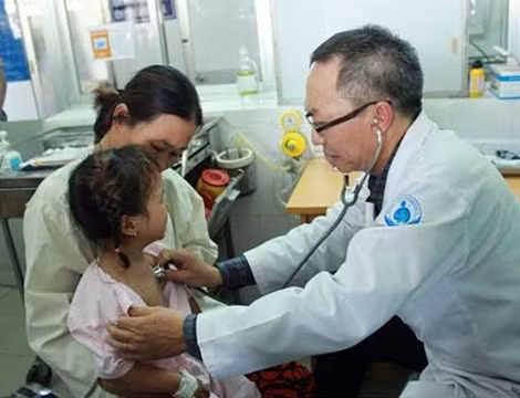 Cháu D.N.T.Vy được bác sĩ Nguyễn Thế Huy khám lại vào chiều 14-4.