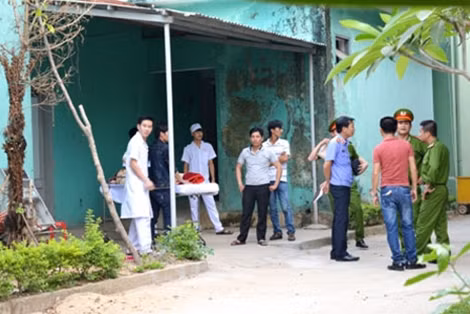 Người nhà và người dân vây quanh khoa cấp cứu của bệnh viện để theo dõi sự việc.