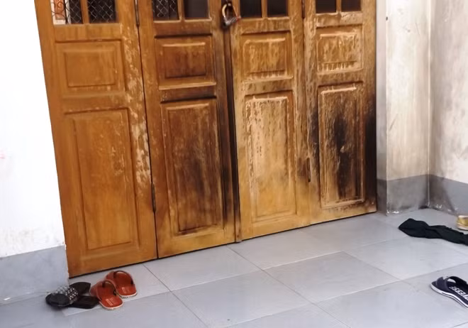 Căn nhà nơi Tấn đột nhập, mang xăng đòi chết cùng người yêu.