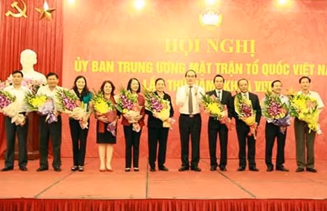 Đồng chí Nguyễn Thiện Nhân tặng hoa các đồng chí được cử bổ sung vào UBTƯ MTTQ Việt Nam khoá VIII.
