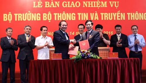 Nguyên Bộ trưởng Bộ TT&TT Nguyễn Bắc Son bàn giao nhiệm vụ cho tân Bộ trưởng Bộ TT&TT Trương Minh Tuấn, ảnh Ngô Lộc