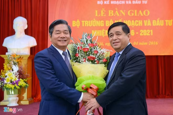 Nguyên Bộ trưởng Bùi Quang Vinh và người kế nhiệm ông Nguyễn Chí Dũng tại lễ bàn giao sáng 14-4 (ảnh Zing.vn)