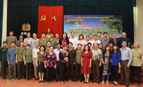 Trung tướng Nguyễn Xuân Mười, Trung tướng, nhà văn Hữu Ước chụp ảnh lưu niệm cùng các đại biểu, nhà văn.