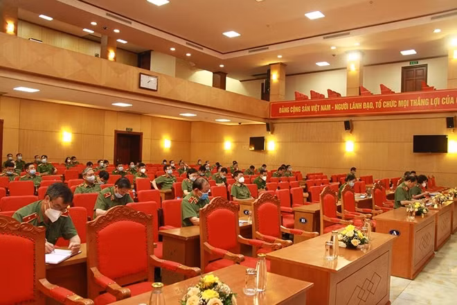 Trung tướng Lương Tam Quang, Uỷ viên Trung ương Đảng, Thứ trưởng Bộ Công an và các đại biểu dự Hội nghị tại Điểm cầu Bộ Công an.