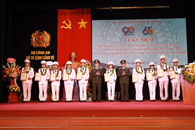 Thiếu tướng Trần Hải Quân và Thiếu tướng Phạm Tiến Cương, Phó tư lệnh Bộ Tư lệnh Cảnh vệ trao vòng nguyệt quế, biểu trưng tặng 10 gương mặt trẻ tiêu biểu trong công tác đoàn và phong trào thanh niên giao đoạn 2016-2021.