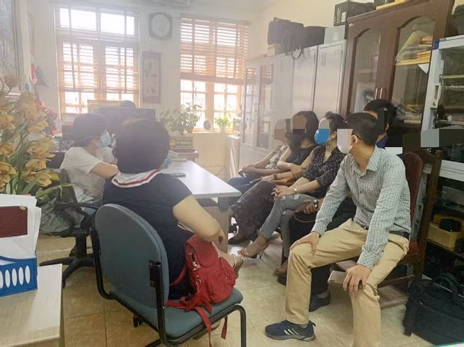 Các nạn nhân đến gặp phóng viên của Chuyên đề ANTG để tố cáo sự việc.