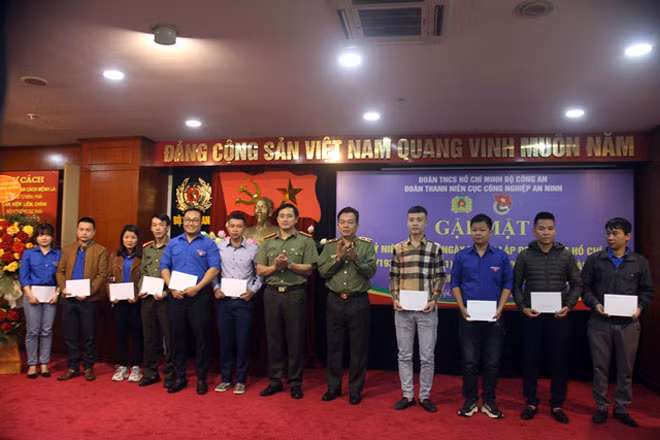 Thiếu tướng Nguyễn Khắc Cường và đại diện lãnh đạo Đoàn Thanh niên Bộ Công an tặng quà cho các ĐVTN có hoàn cảnh khó khăn