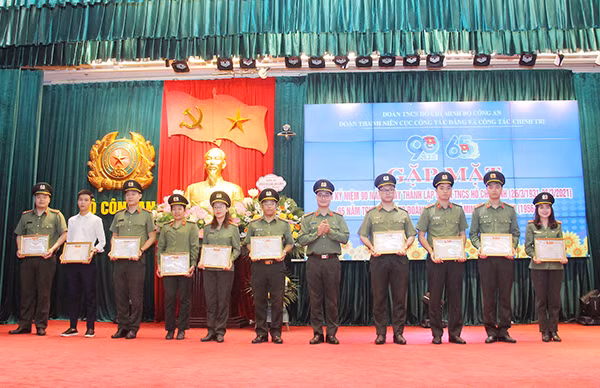Các đoàn viên xuất sắc nhận Giấy khen của Ban Chấp hành Đoàn Thanh niên Cục Công tác Đảng và Công tác Chính trị