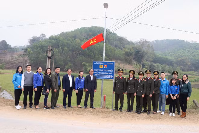 Bàn giao đoạn đường có đèn điện thắp sáng với chiều dài trên 1 km cho chính quyền và nhân dân xã Lương Thiện, huyện Sơn Dương.
