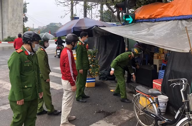 Cán bộ, chiến sĩ Công an phường Mộ Lao, quận Hà Đông, TP Hà Nội giải quyết triệt để việc tạm dừng hoạt động các quán ăn, uống đường phố, trà đá vỉa hè và quán cà phê.