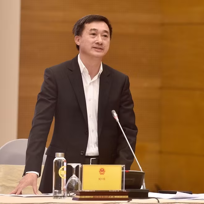 Thứ trưởng Bộ Y tế Trần Văn Thuấn.