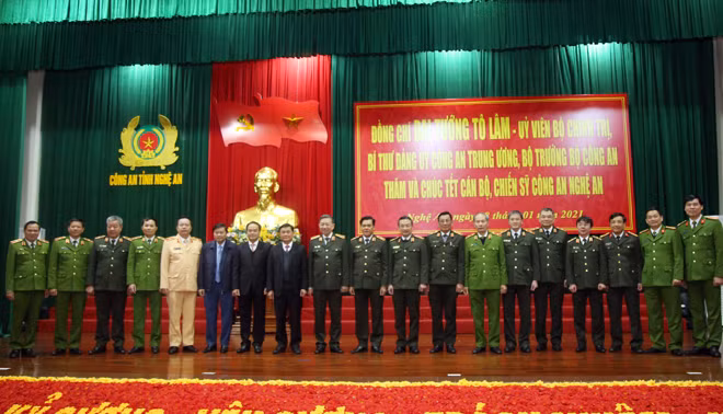 Bộ trưởng Tô Lâm với các đại biểu tham dự buổi làm việc.