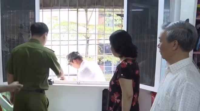 Công an quận Thanh Xuân hướng dẫn người dân phá mở chuồng cộp - lối thoát nạn thứ 2 khi xảy ra cháy, nổ.