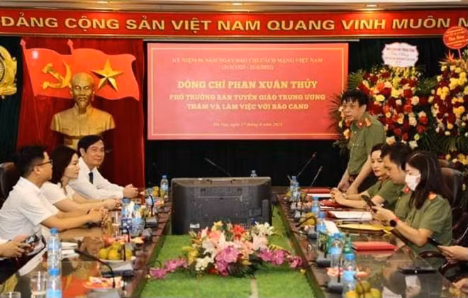 Đại tá Phạm Khải phát biểu tại buổi làm việc.
