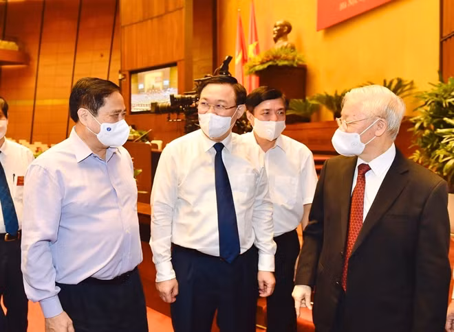 Các đồng chí lãnh đạo Đảng, Nhà nước và các đại biểu trao đổi bên lề hội nghị.