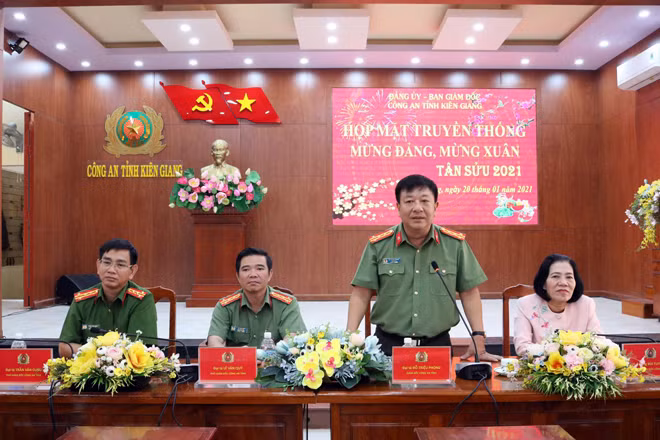 Đại tá Đỗ Triệu Phong, Giám đốc Công an tỉnh Kiên Giang báo cáo kết quả công tác Công an năm 2020 tại buổi gặp mặt.