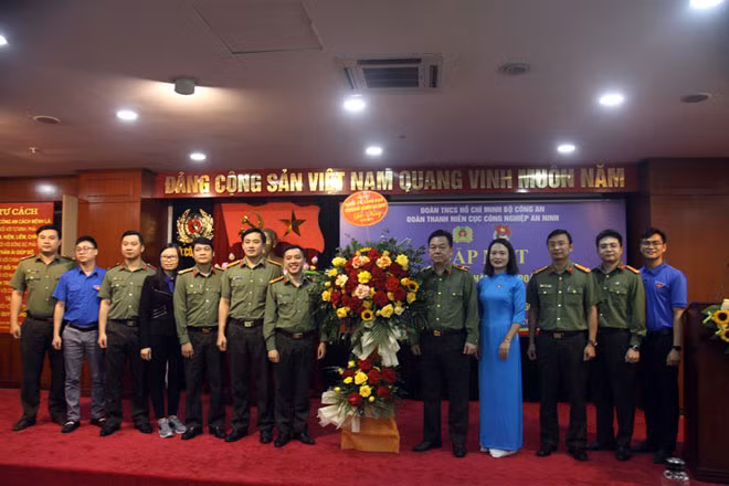 Thiếu tướng Nguyễn Khắc Cường, Cục trưởng Cục CNAN trao lẵng hoa của Đảng ủy Cục tặng BCH Đoàn TNCS Cục CNAN
