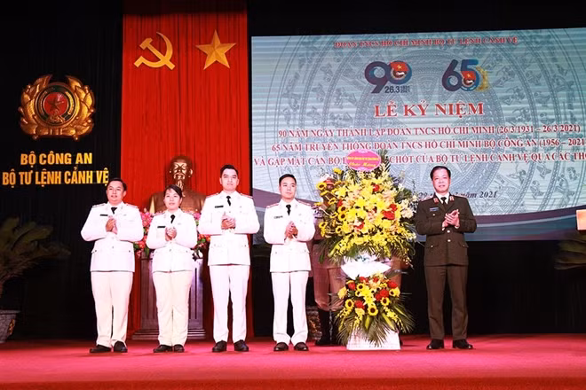 Thiếu tướng Trần Hải Quân tặng hoa chúc mừng Ban chấp hành Đoàn thanh niên Bộ Tư lệnh.