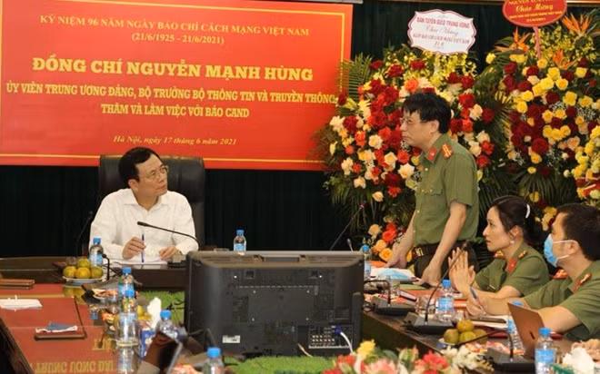 Đại tá Phạm Khải, Tổng Biên tập Báo CAND phát biểu tại buổi làm việc.