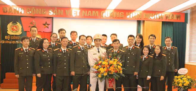 Tập thể CBCS tặng hoa chúc mừng Trung tá Lê Hoài Anh.